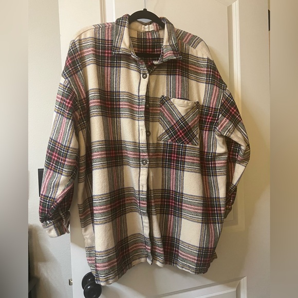 Maurices Tops - Maurice’s women’s plus Sz 2 flannel shacket ivory red green plaid